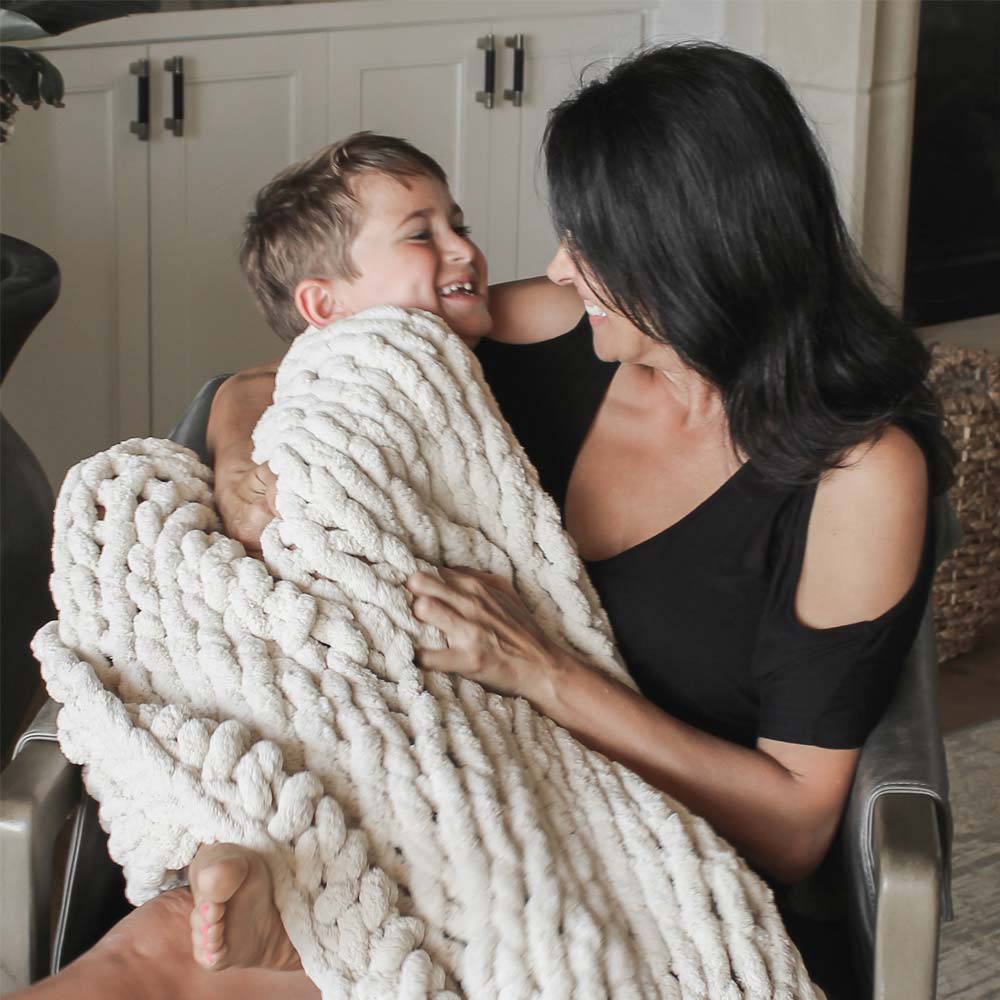 BIG LOViE Infinite Chunky Knit Sand Blanket Mom and Child